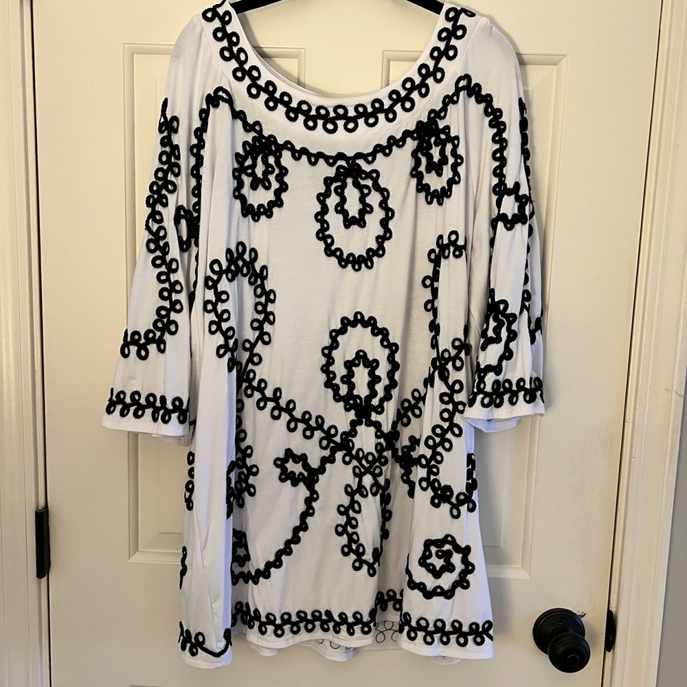 ⭐️Host Pick⭐️ Investments Women’s top White with Black size 1X